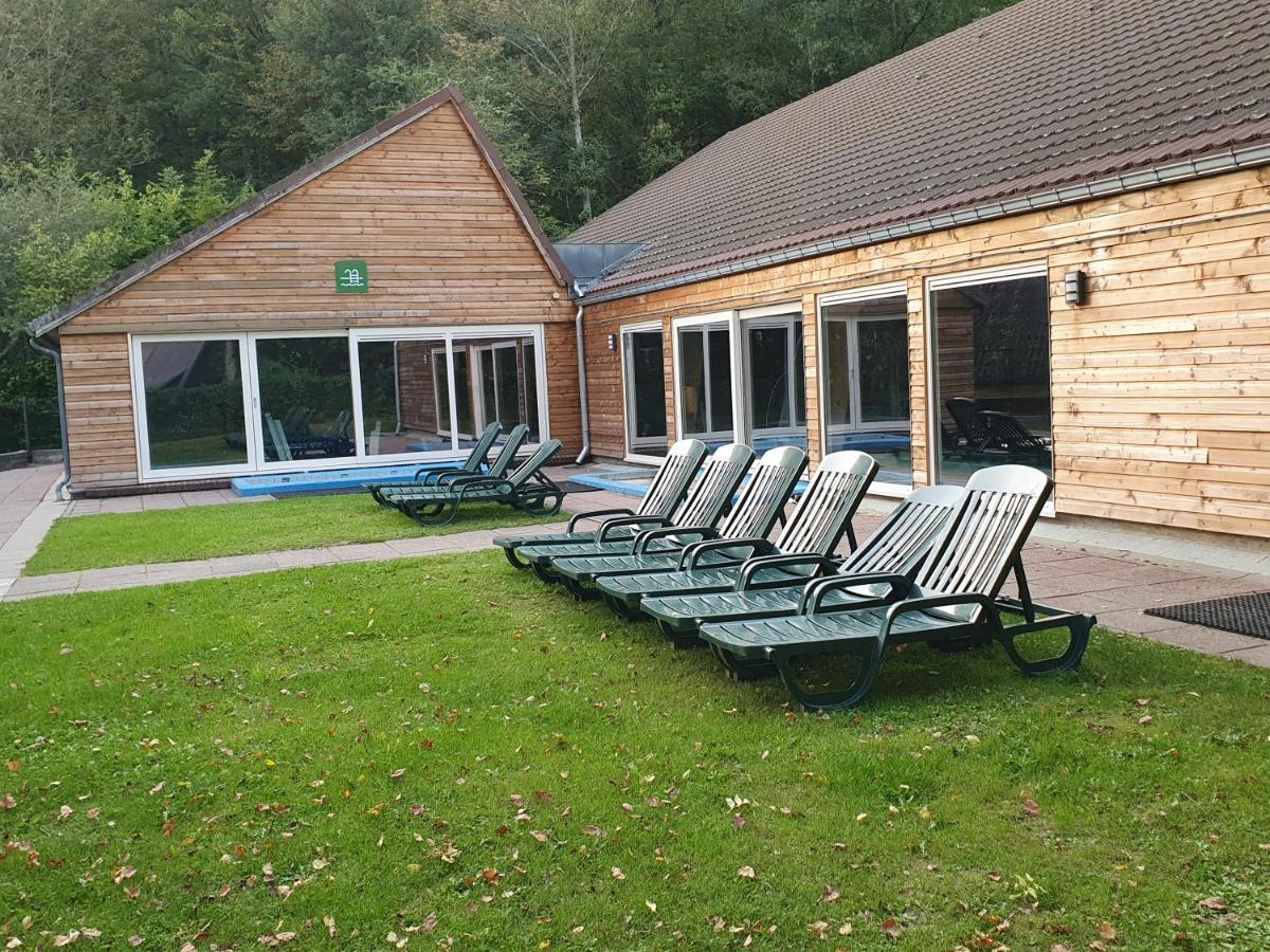 Boshuisje Durbuy Met Zwembad Op Het Park Exterior foto